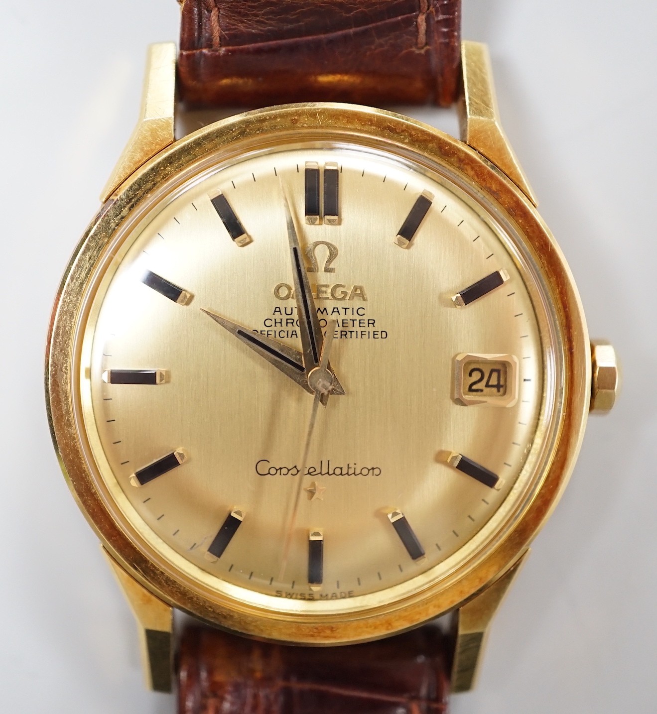 A gentleman's 750 yellow metal Omega Constellation Chronometre Automatic wrist watch, with date aperture, on Omega leather strap with gold plated Omega buckle, case diameter 34mm.